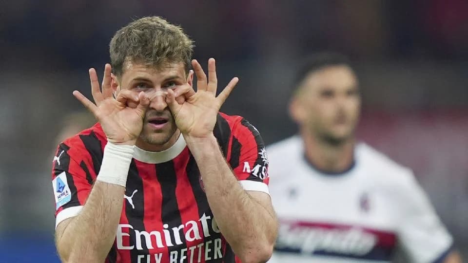 Mexicano Santiago Giménez marca doblete en triunfo del Milan