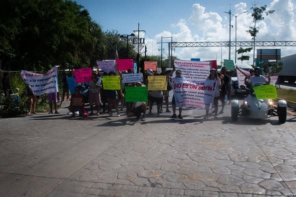 Bloquean carretera Tulum-Playa del Carmen 