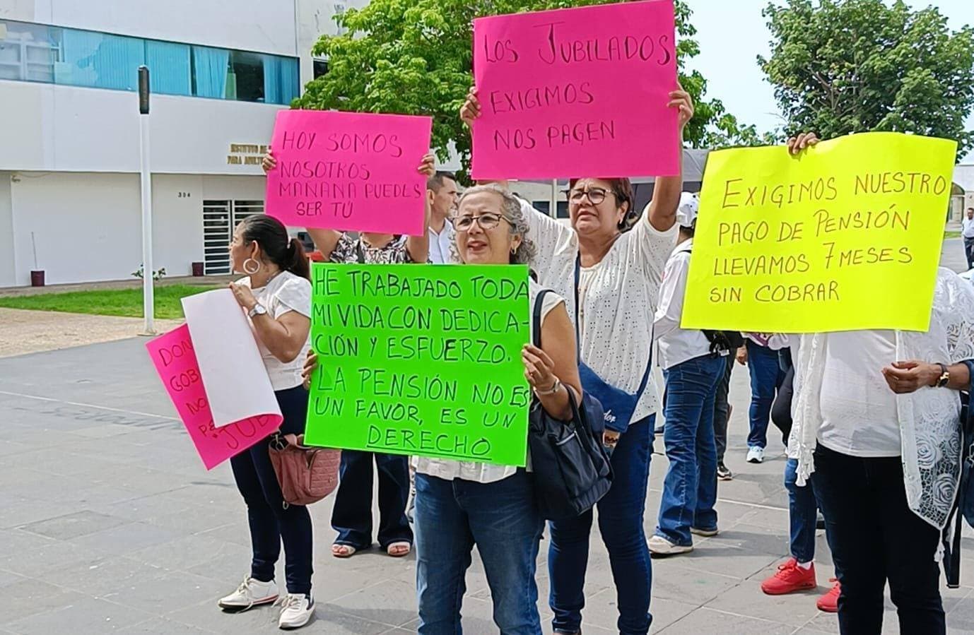 Jubilados del ISSET se manifestaron en Palacio de Gobierno 