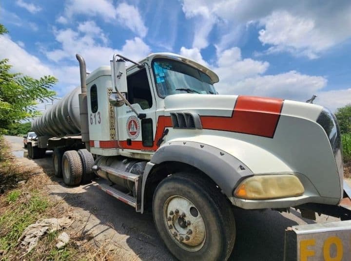 Detienen a dos pipas cargadas con presunto huachicol