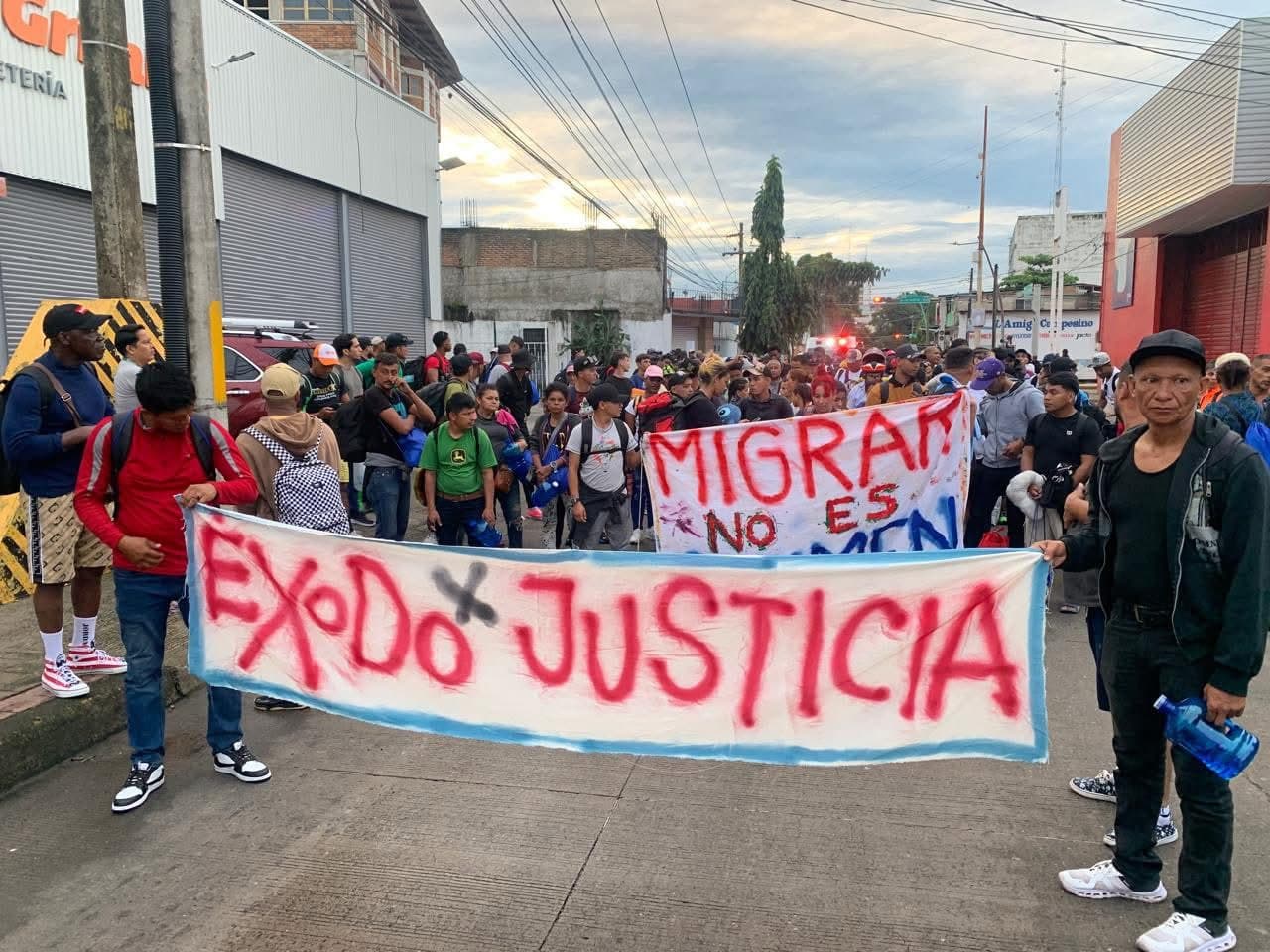 Caravana migrante sigue su camino en la costa de Chiapas 