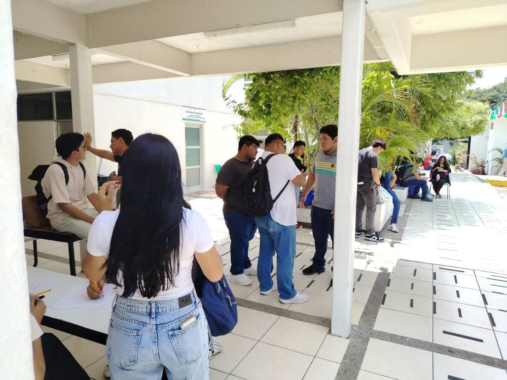 Alumnos de la UJAT acusan a autoridades de impedir ventas en las instalaciones