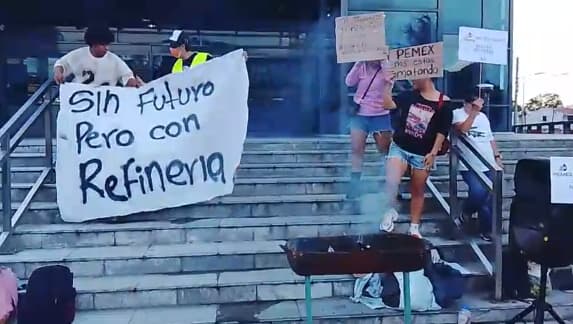 ¡Llevan ciudadanos asado tóxico a Pemex!