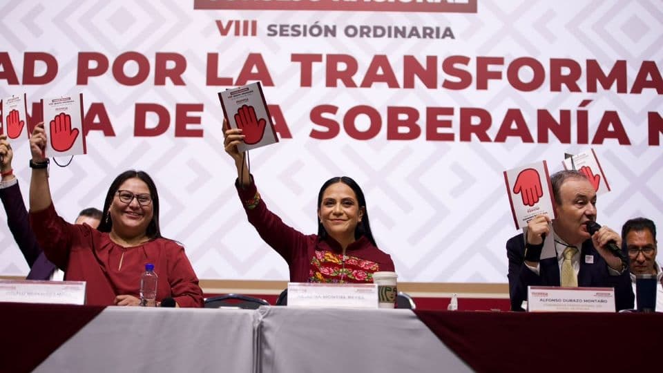 "No todos los que ganan encuestas están con la 4T", reprocha Durazo
