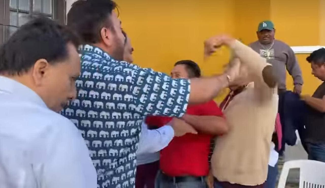 Paralizan ayuntamiento de Campeche ex trabajadores despedidos
