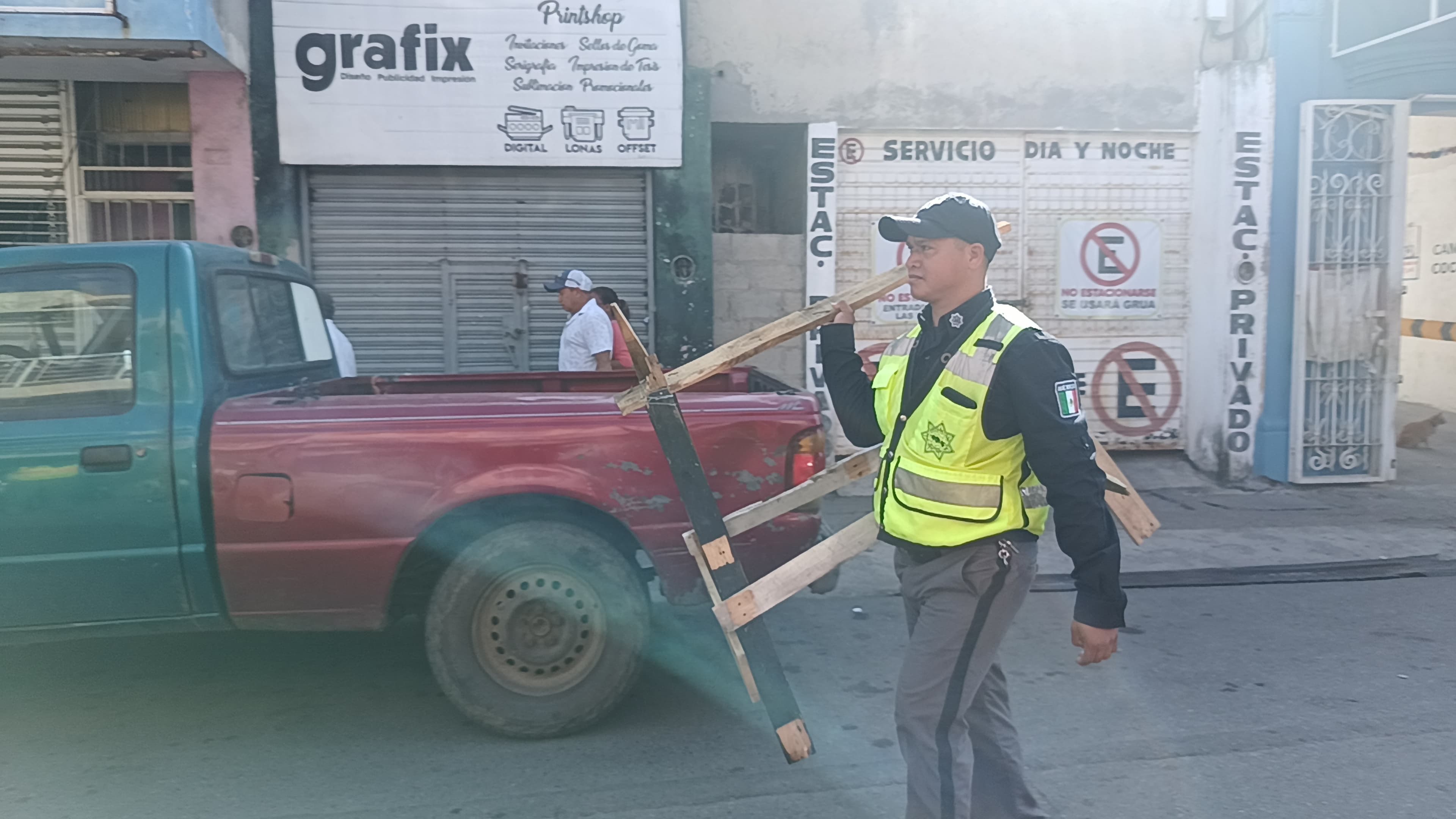 Prohibido apartar lugares de estacionamiento en vía pública, advierte PEC