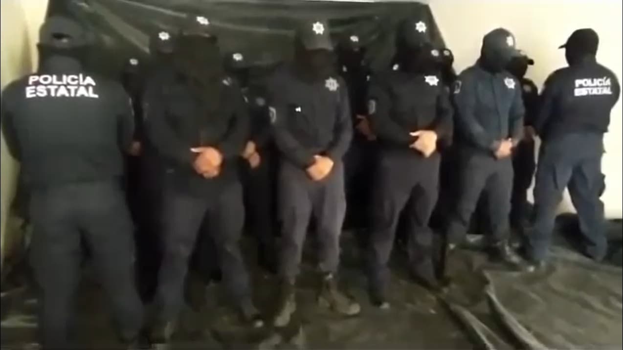 Supuestos policías acusan, gobierno desmiente