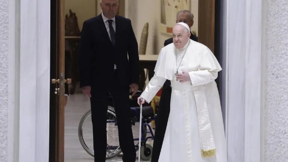 Papa Francisco muestra mejora clínica y ya no está en peligro "inminente"