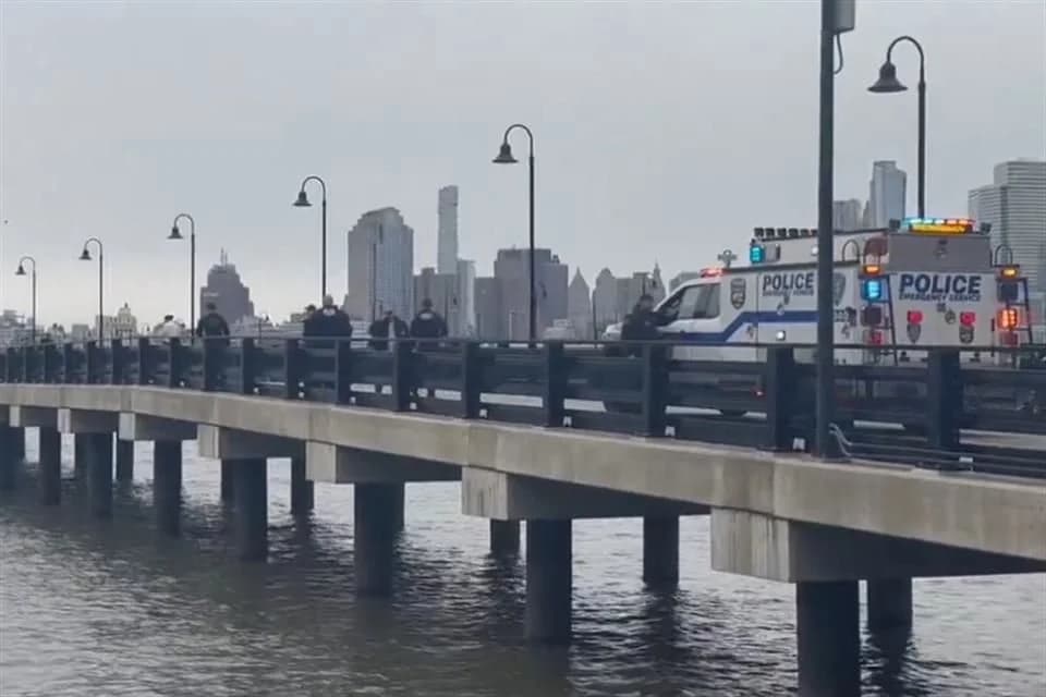 Se desploma helicóptero en río Hudson, NY; mueren sus tripulantes