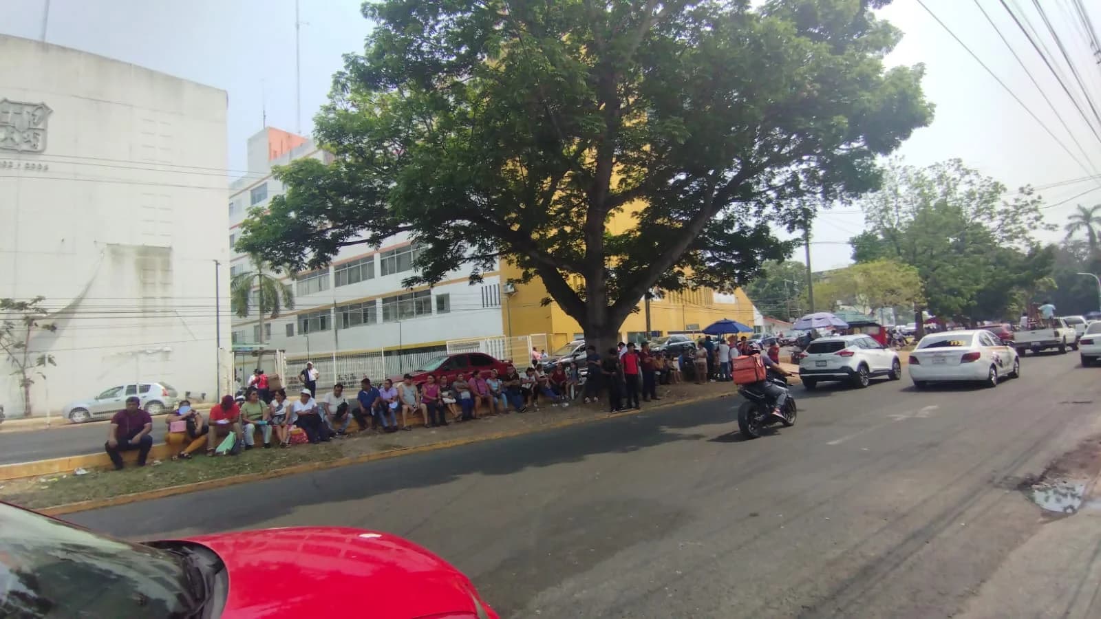 Vigilan padres a hijos que buscar entrar a la UJAT