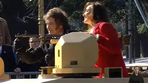 Lidera Milei desfile por independencia argentina