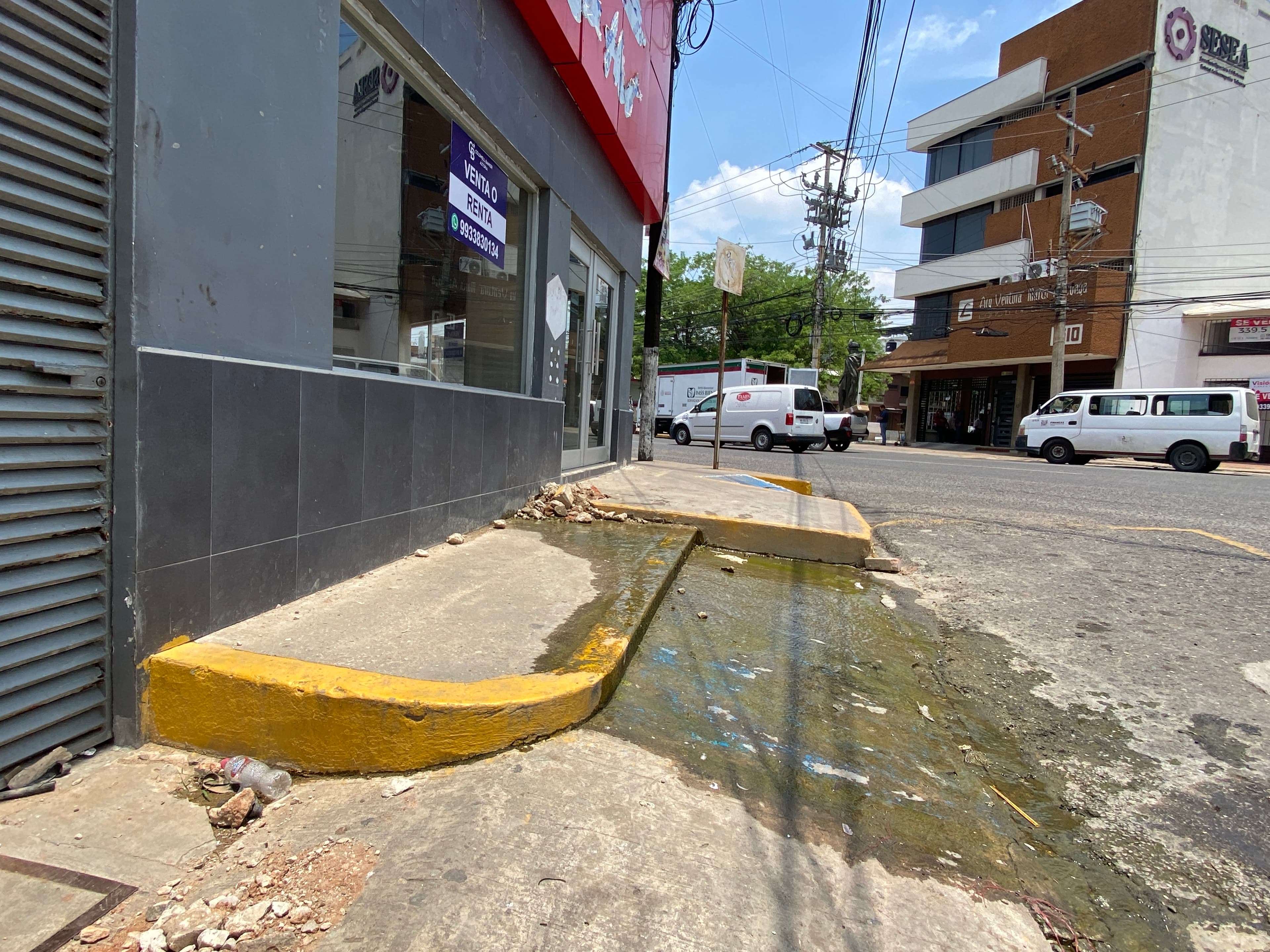 Resbalan más de 30 por fuga de agua