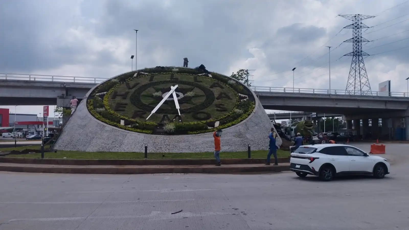 En menos de 48 terminan reloj floral