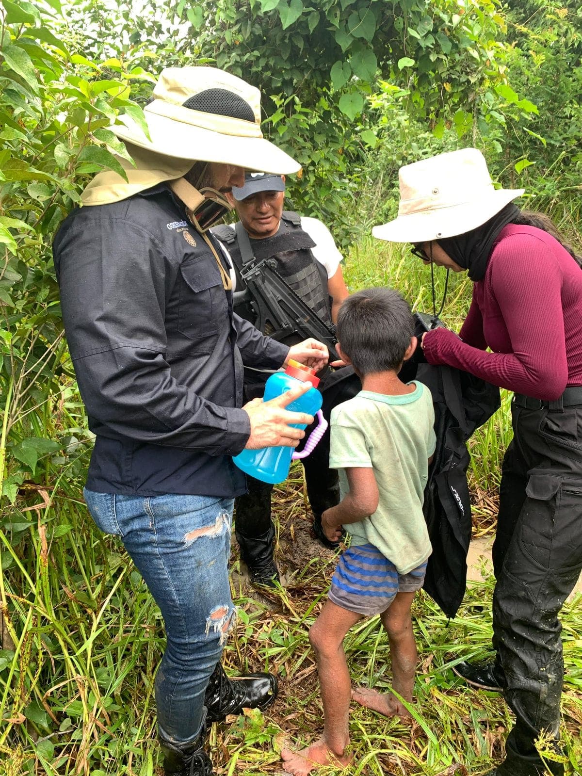 Rescatan con vida a niño perdido en Palizada