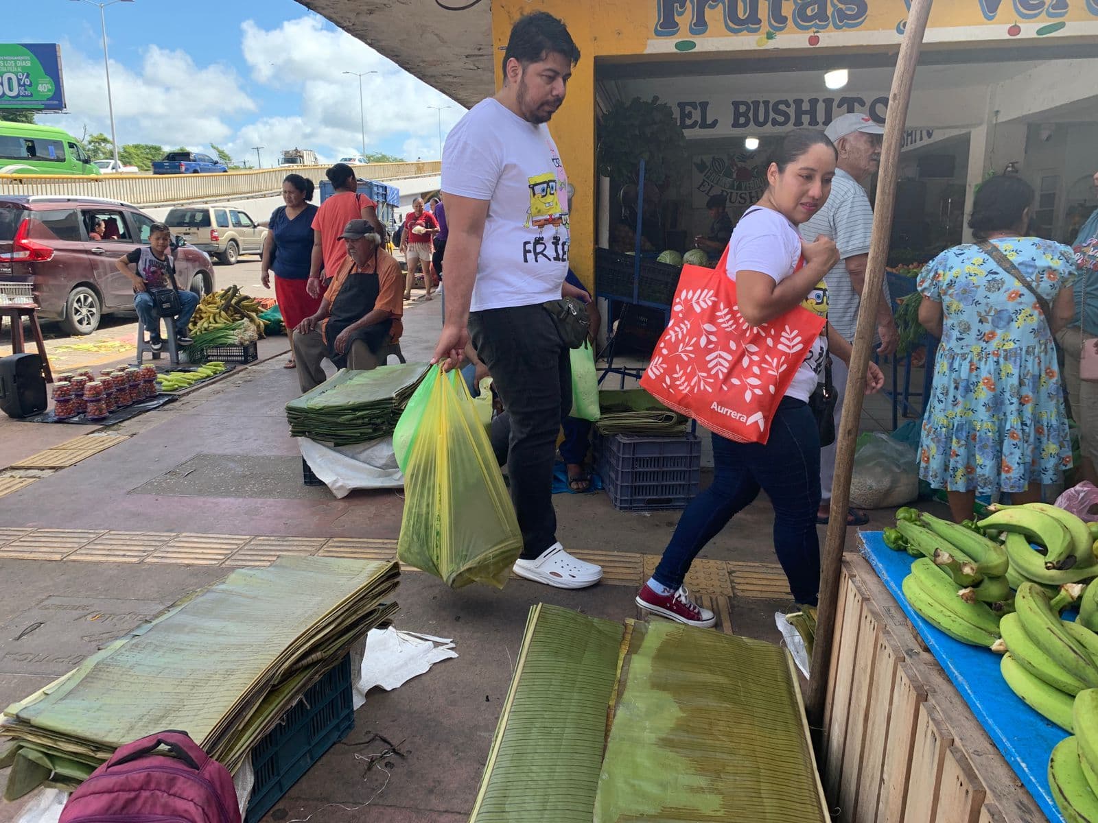 Abarrotan "Pino Suárez" por compras de "Día de Muertos"