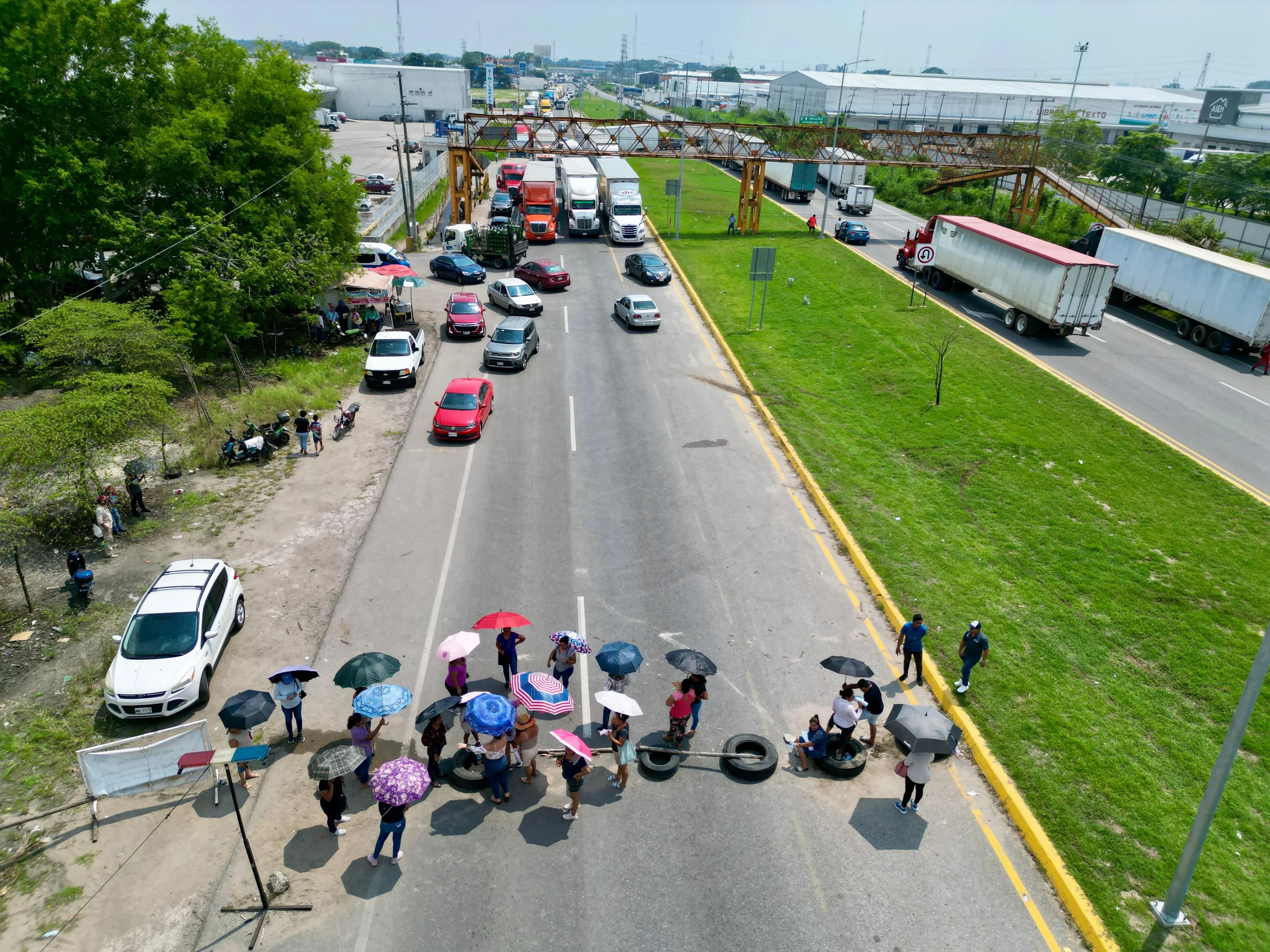 Bloquean carretera 5 horas, les resuelven a medias