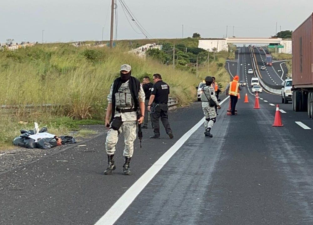 Hallan restos de dos cuerpos humanos en carretera Veracruz-Cardel