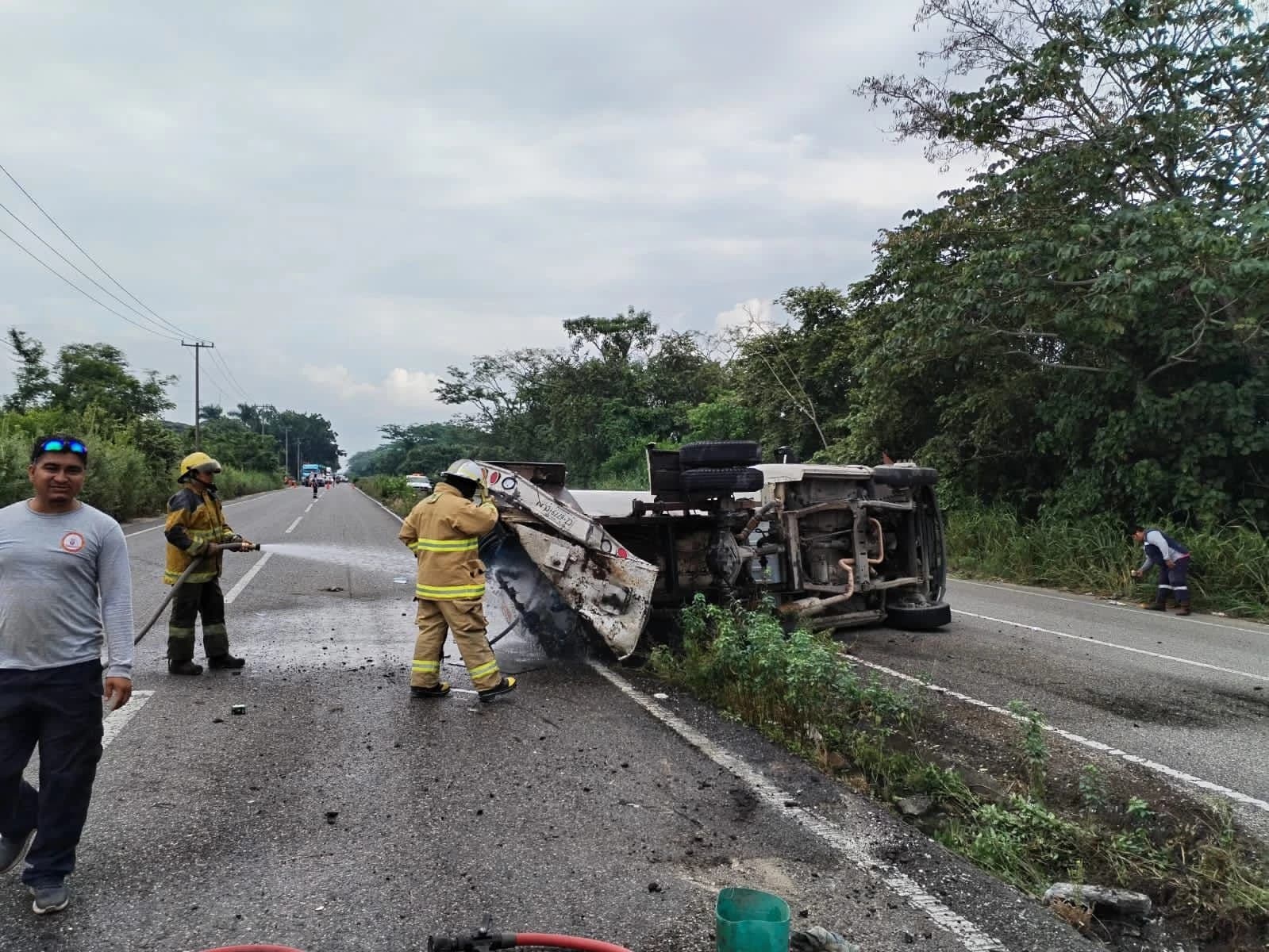 Vuelca pipa de gas LP en carretera Comalcalco-Cunduacán