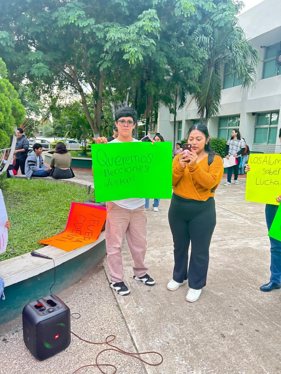 Protestan por irregularidades en elecciones estudiantiles de la UJAT