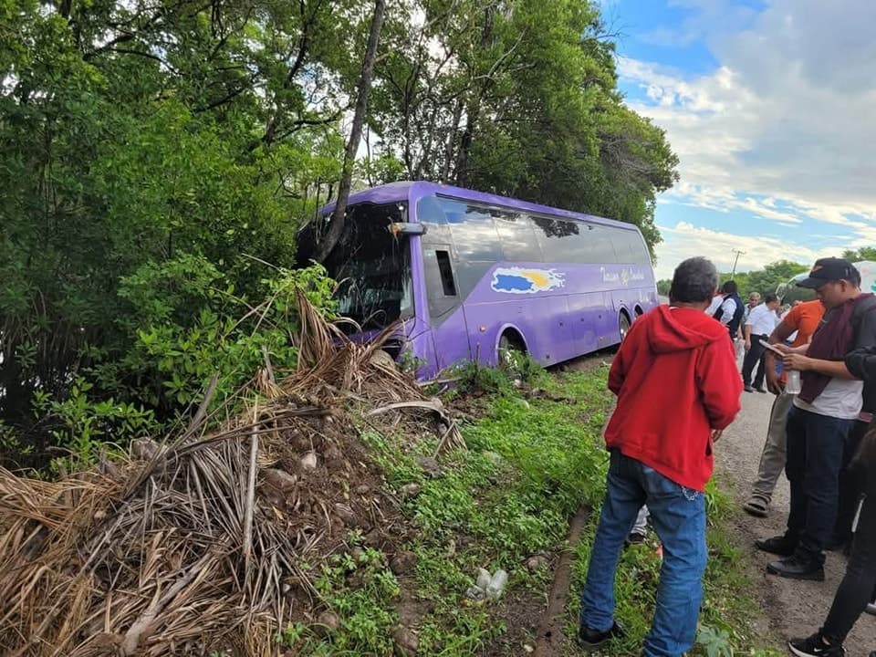 Autobús de pasajeros se sale de la carretera en Nuevo Campechito