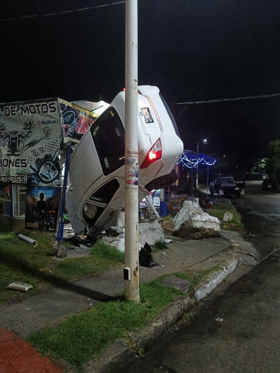 Derrapa y se estrella contra taller de motocicletas