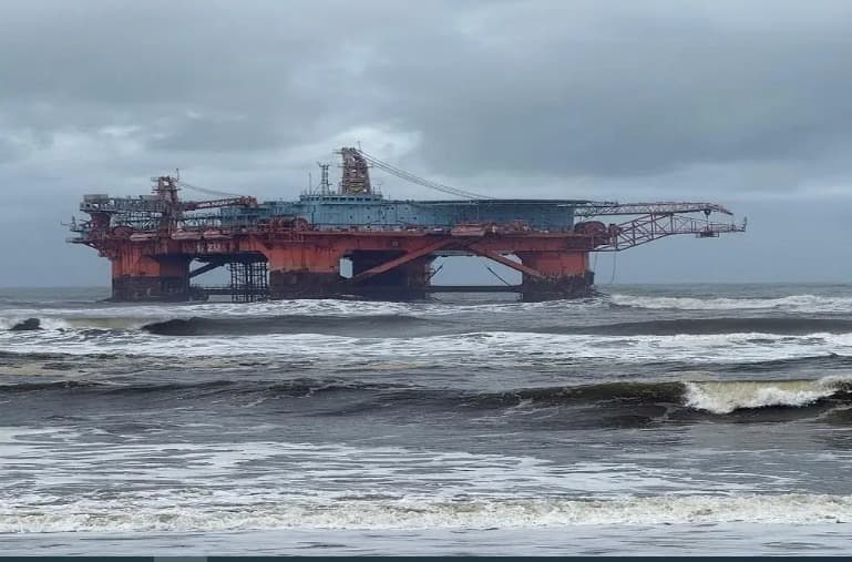 Encalla plataforma chatarra en costa de Cárdenas