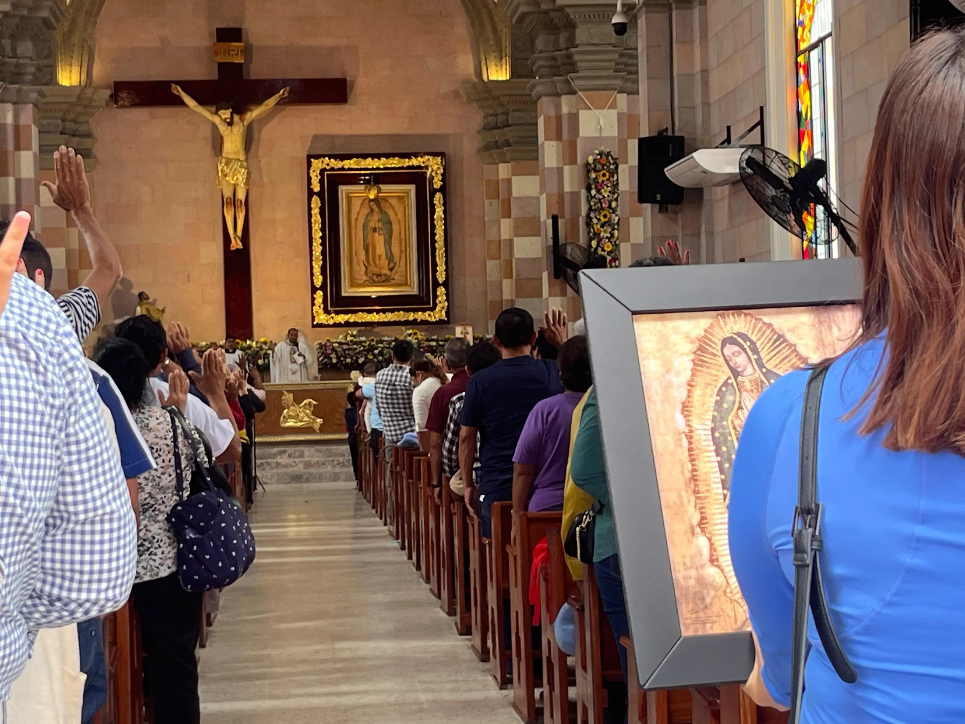 Pese a la lluvia, tabasqueños veneran a Virgen de Guadalupe