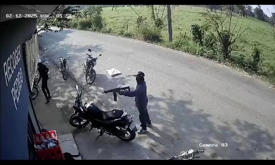 Empleada herida y motocicleta robada en asalto a negocio