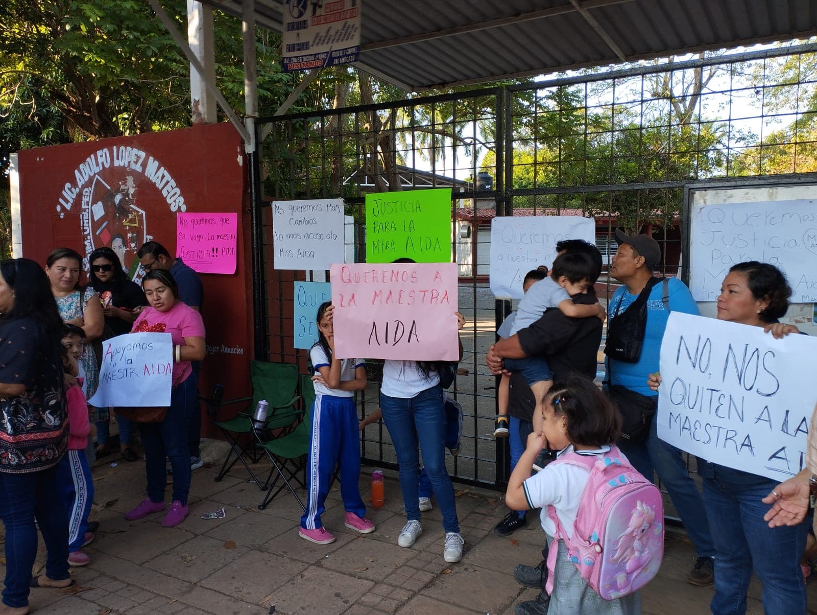 Cierran primaria "López Mateos" en defensa de maestra destituida