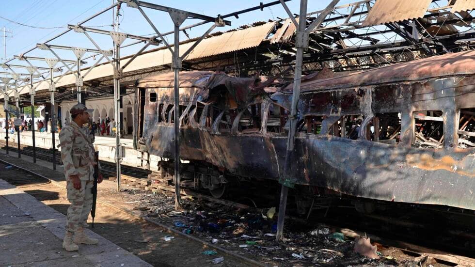 Deja 80 muertos secuestro de tren en Pakistán