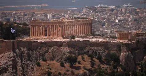 Cierran Acrópolis por olas de calor