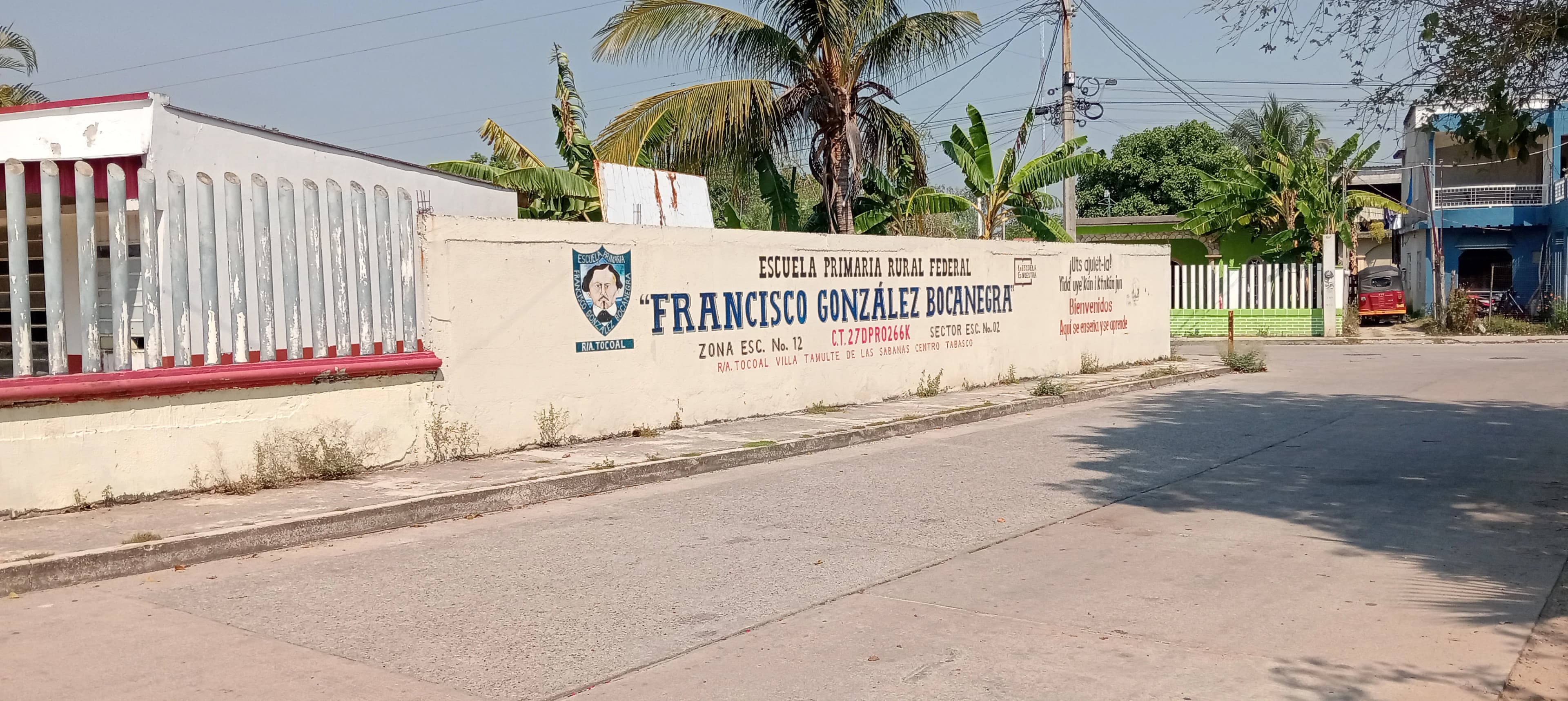 Padres hacen guardias de seguridad en escuelas por vacaciones