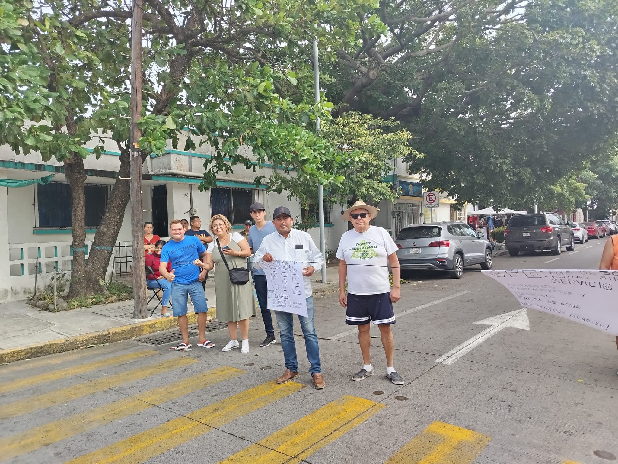 Bloquean calles, exigen luz