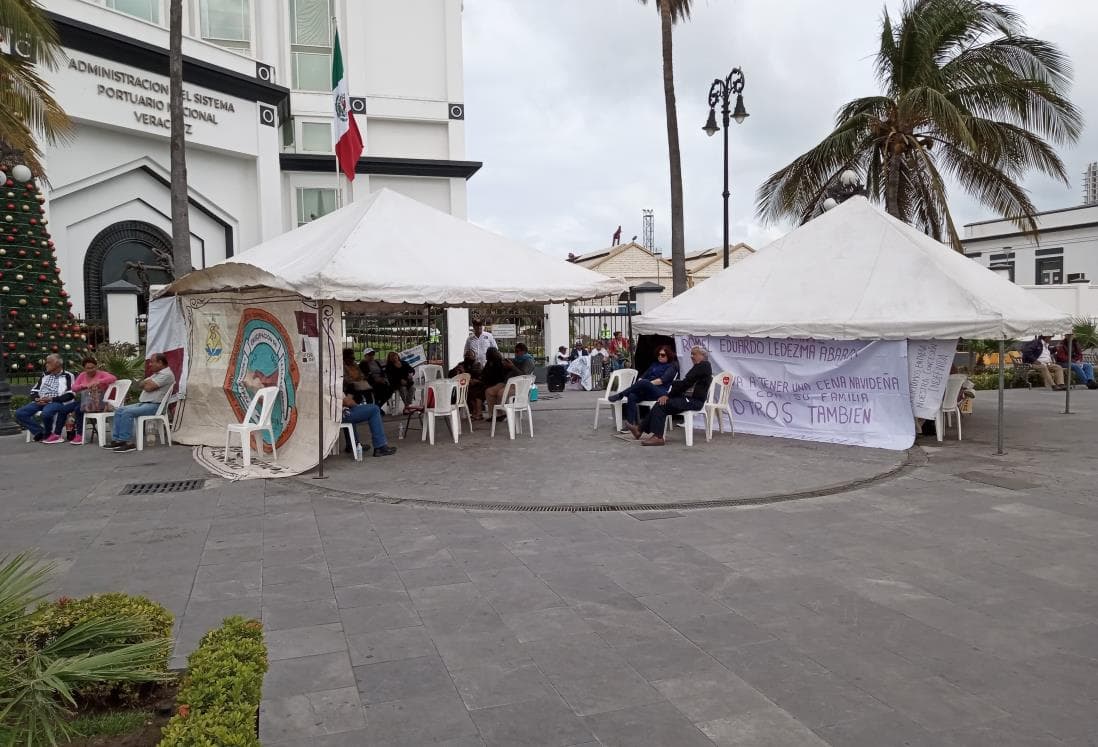 Plantón de extrabajadores portuarios en Veracruz