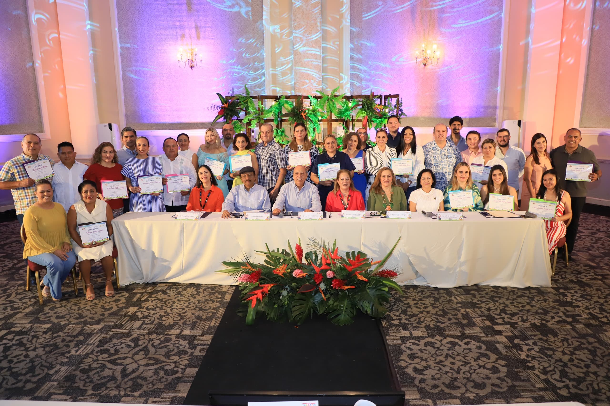 Entregan registros a 16 embajadoras