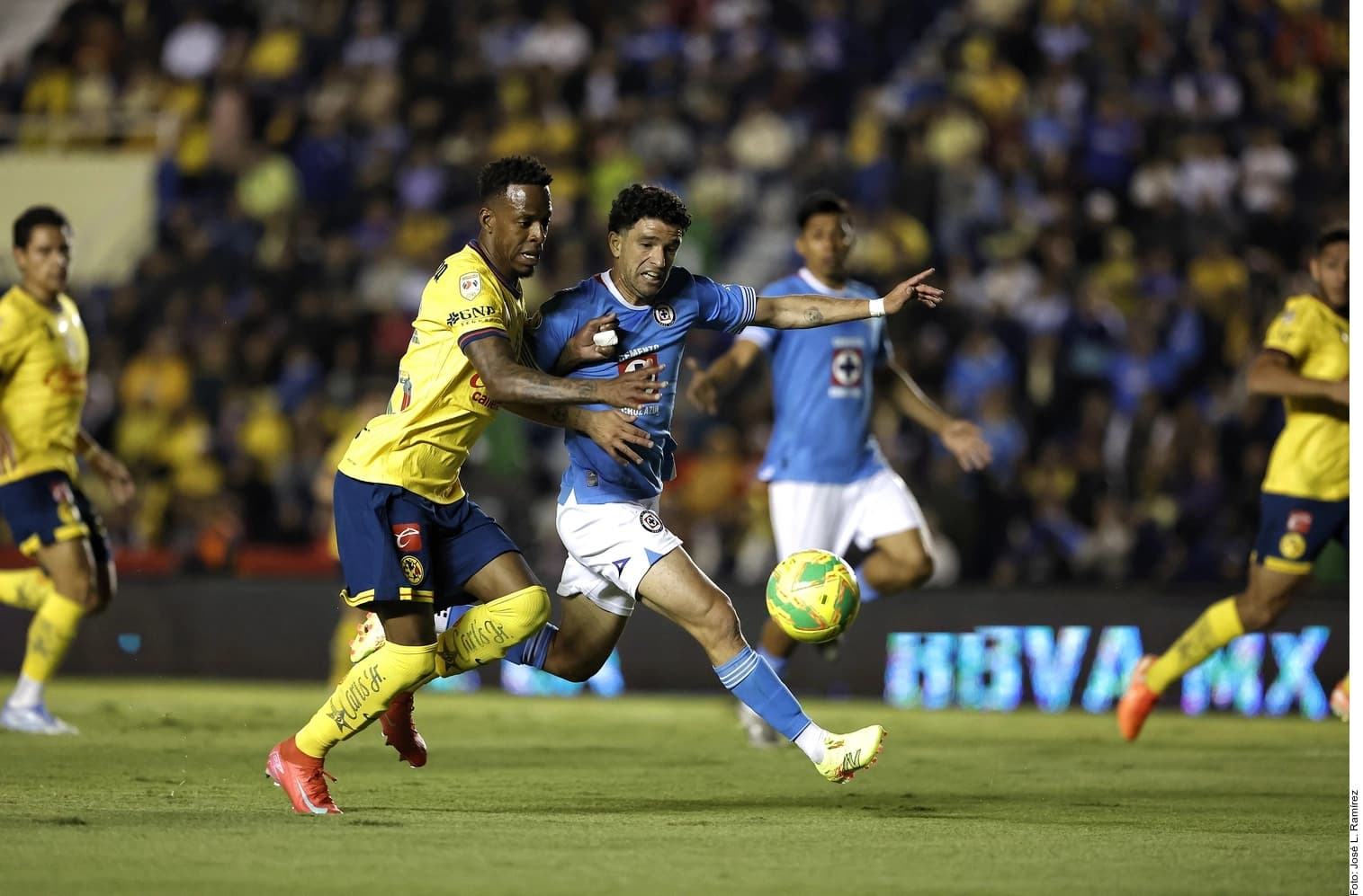 Intenso empate entre América y Cruz Azul