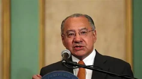 EUA condena a exembajador