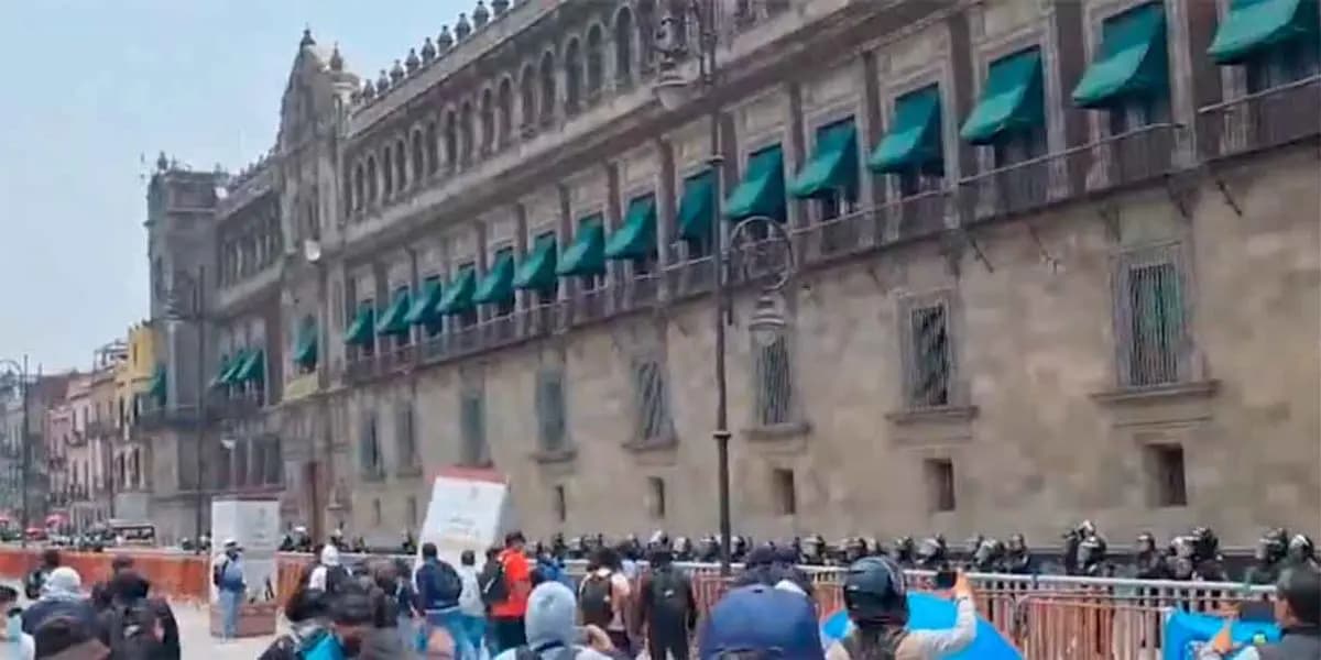 Normalistas atacan Palacio Nacional