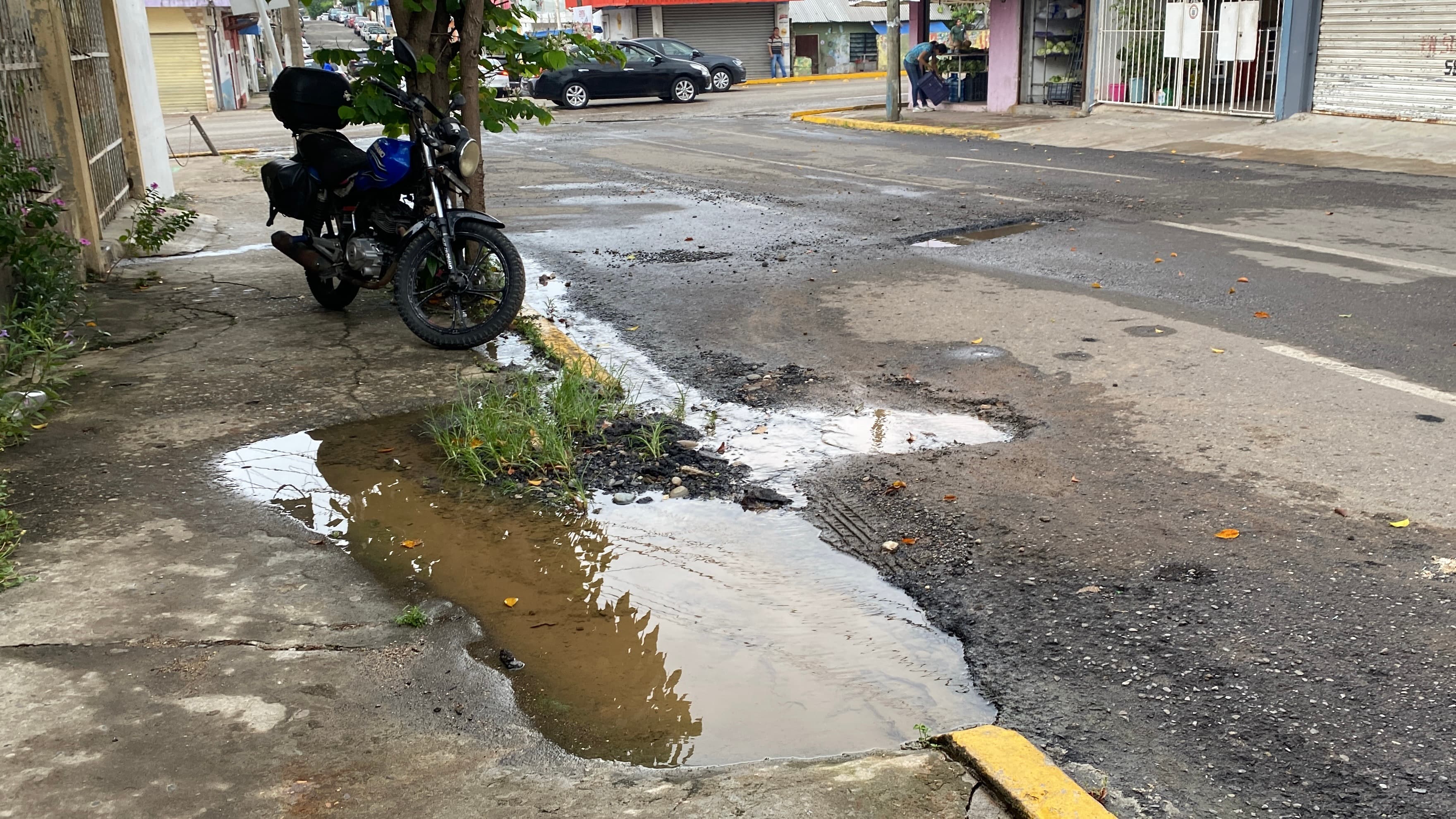 Se agiganta bache en la Rovirosa, por fuga de agua