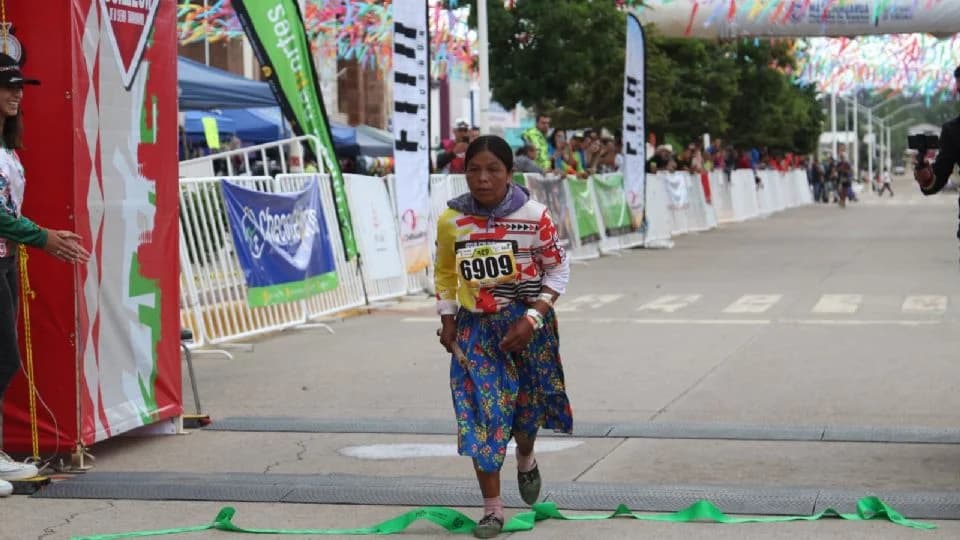 Triunfo de corredora rarámuri en ultramaratón es noticia mundial