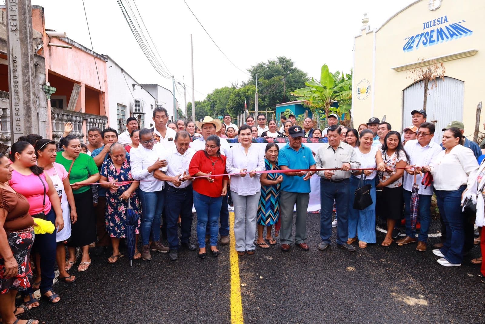 Entrega Centro calle pavimentada en comunidad indígena