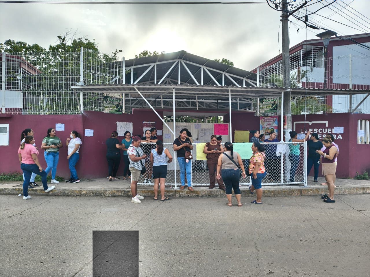 Padres de familia toman primaria en Parrilla II para exigir la destitución de la directora