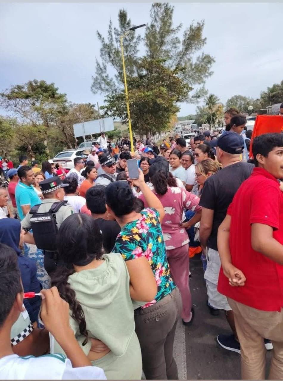 Por falta de luz bloquean carretera 180 en Veracruz