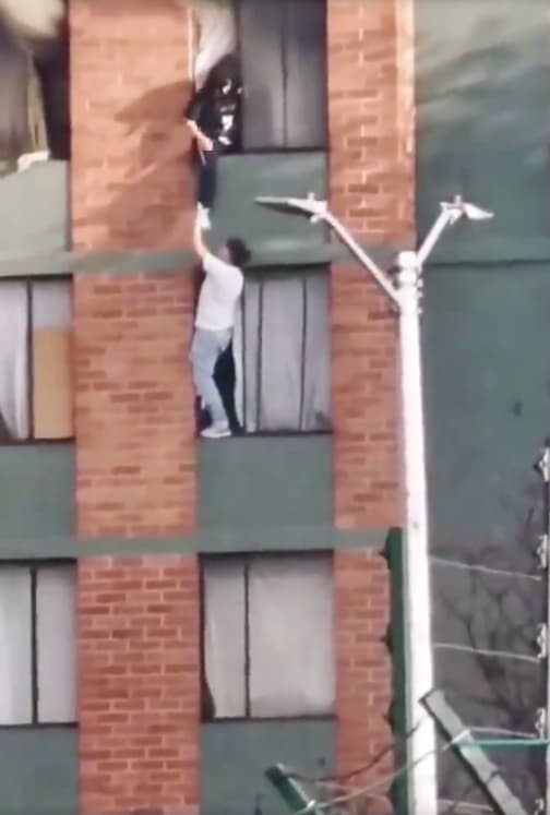 Arriesgando su vida, hombre salva a mujer y su mascota de las llamas