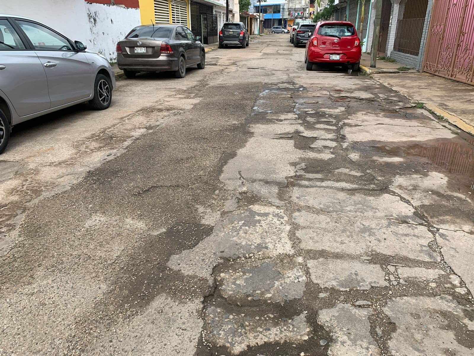 Siguen destruidas calles de 'Tulipanes' por obras del malecón