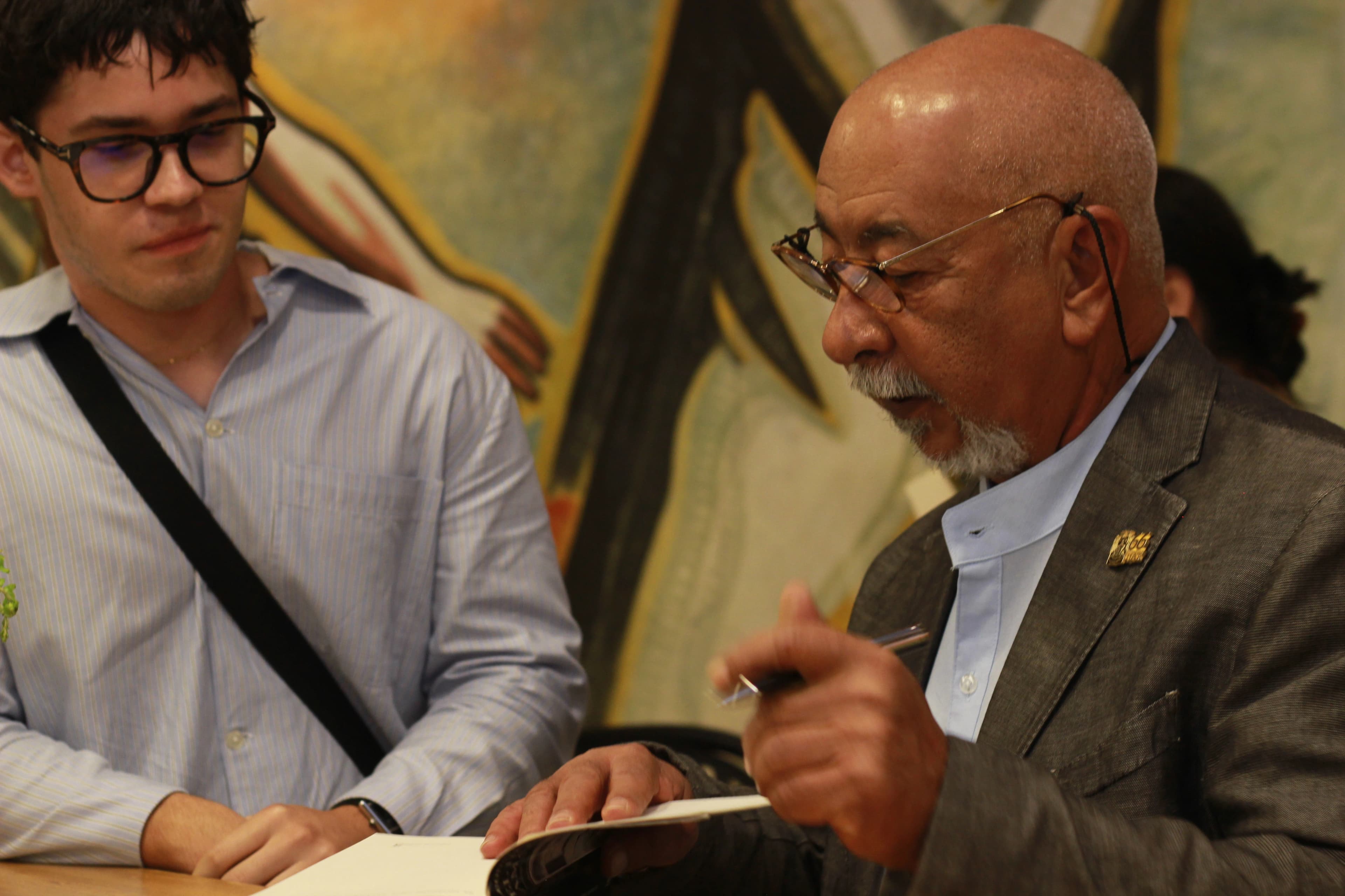 Honran trayectoria del escritor Leonardo Padura