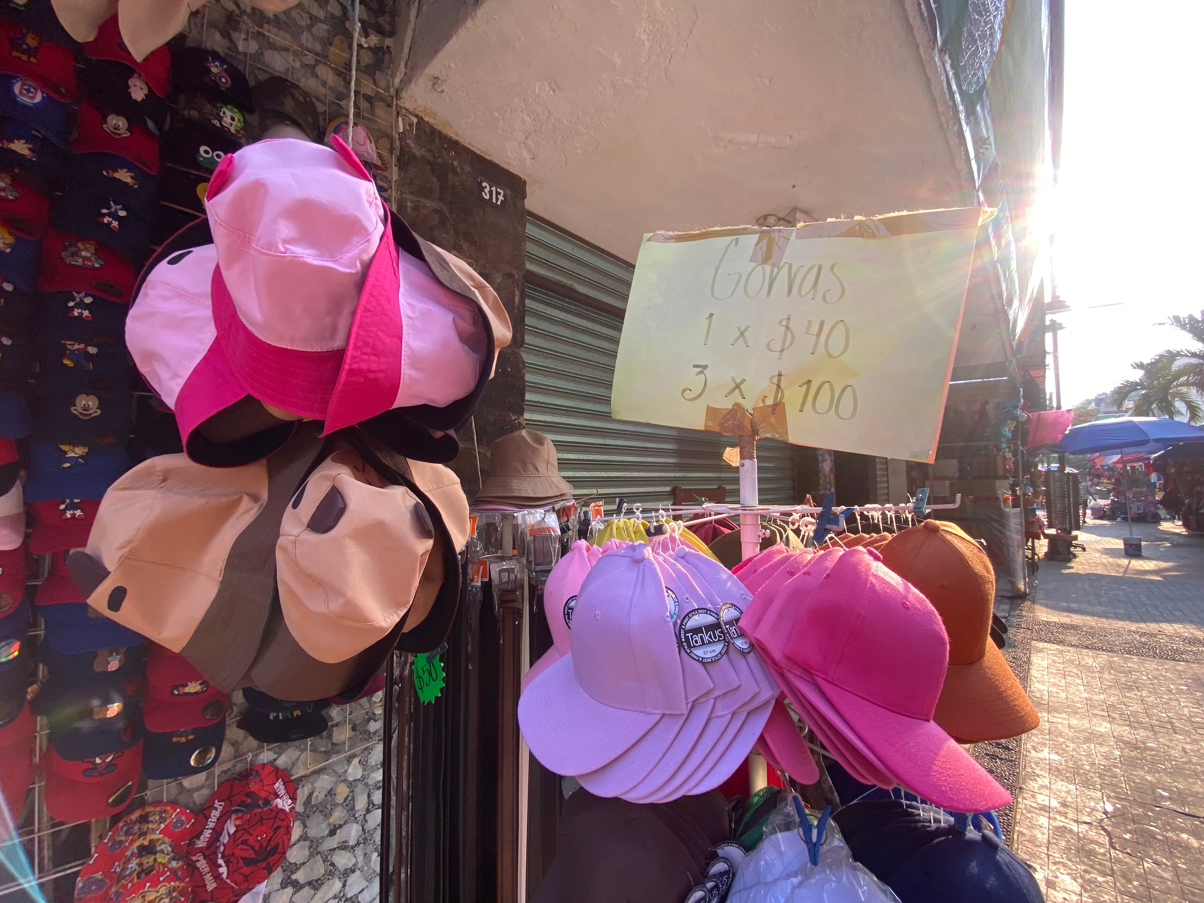 Compiten por la clientela comercios del Centro