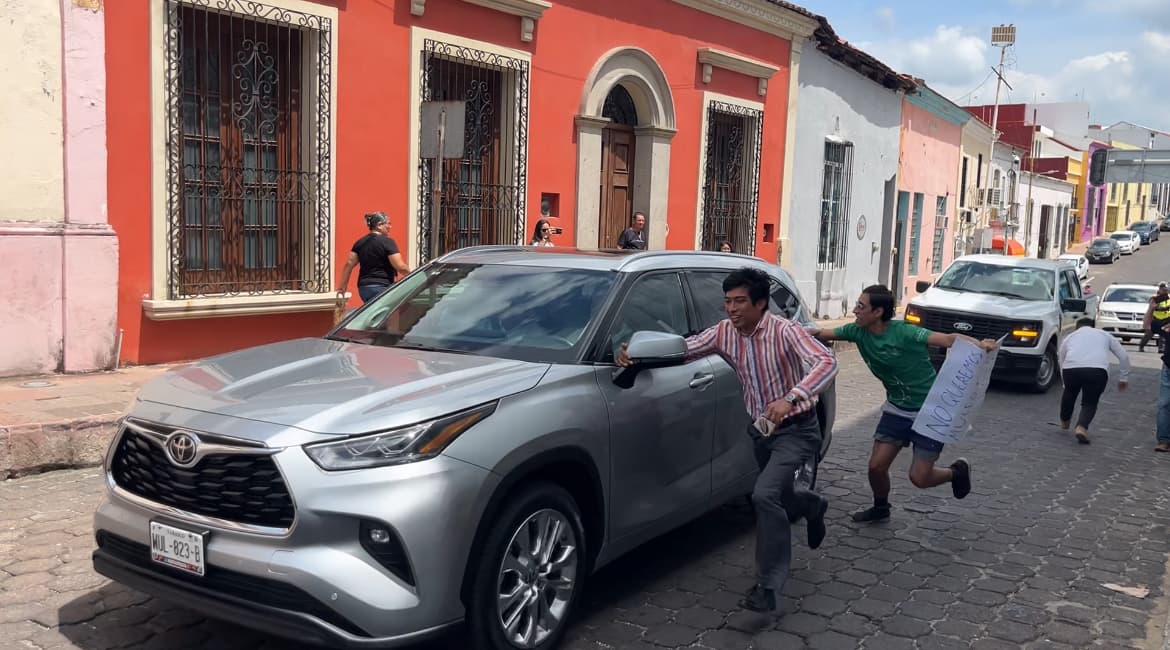 Integrante de colectivo cae al intentar dialogar con Javier May