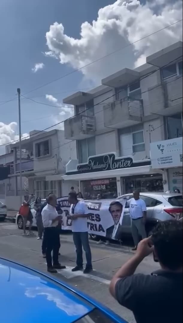 Le gritan traidor a Yunes, en Veracruz