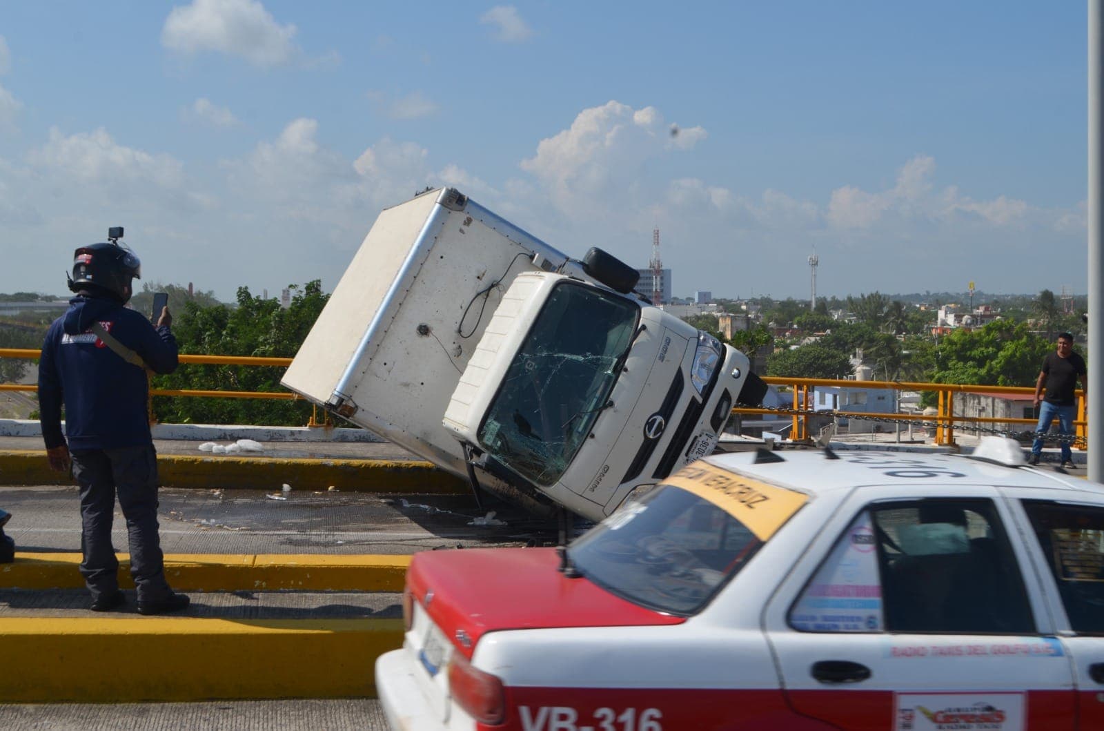 Camión con mariscos sufre accidente en el puente Allende